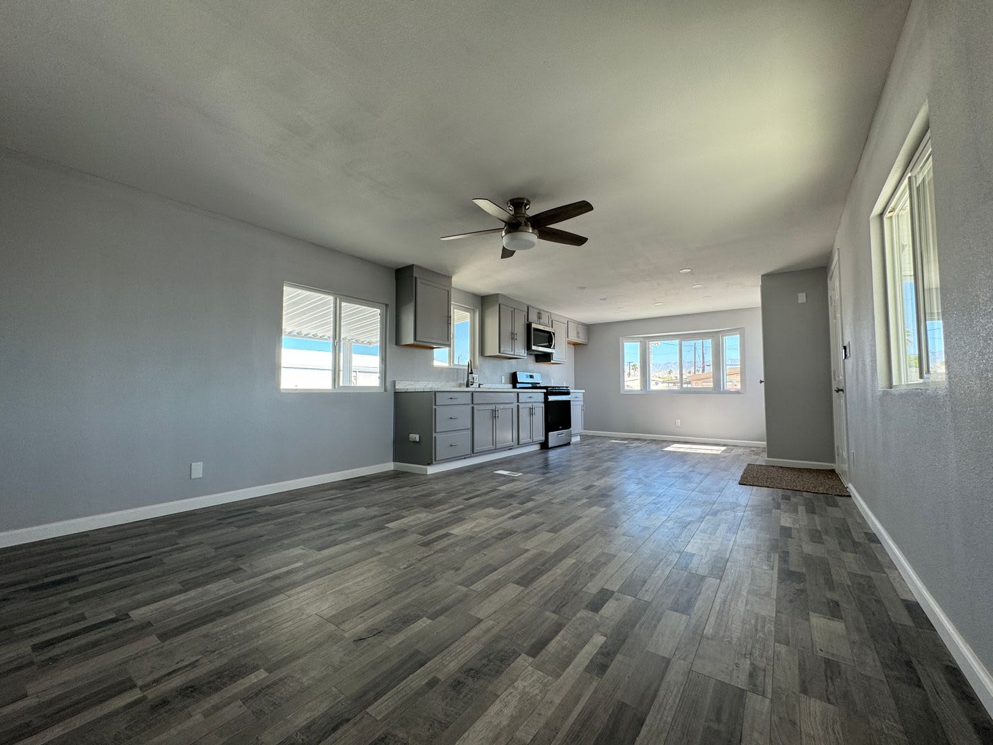 AVAILBLE NOW!!! 3 Bedroom 1 Bathroom Recently Updated Home in Thousand Palms! – photo 4