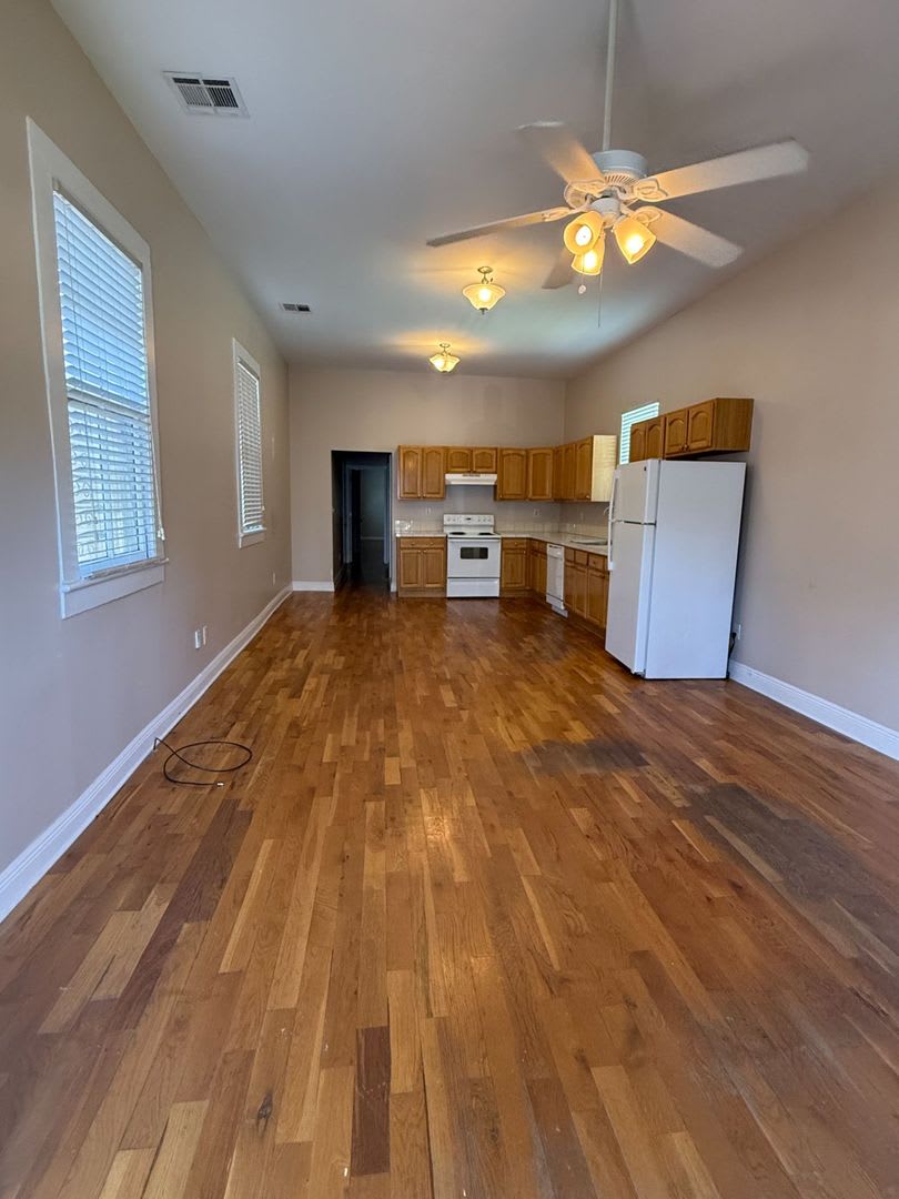 SINGLE FAMILY HOME! Mid-City 2 BR/1 BA rental with backyard. – photo 3