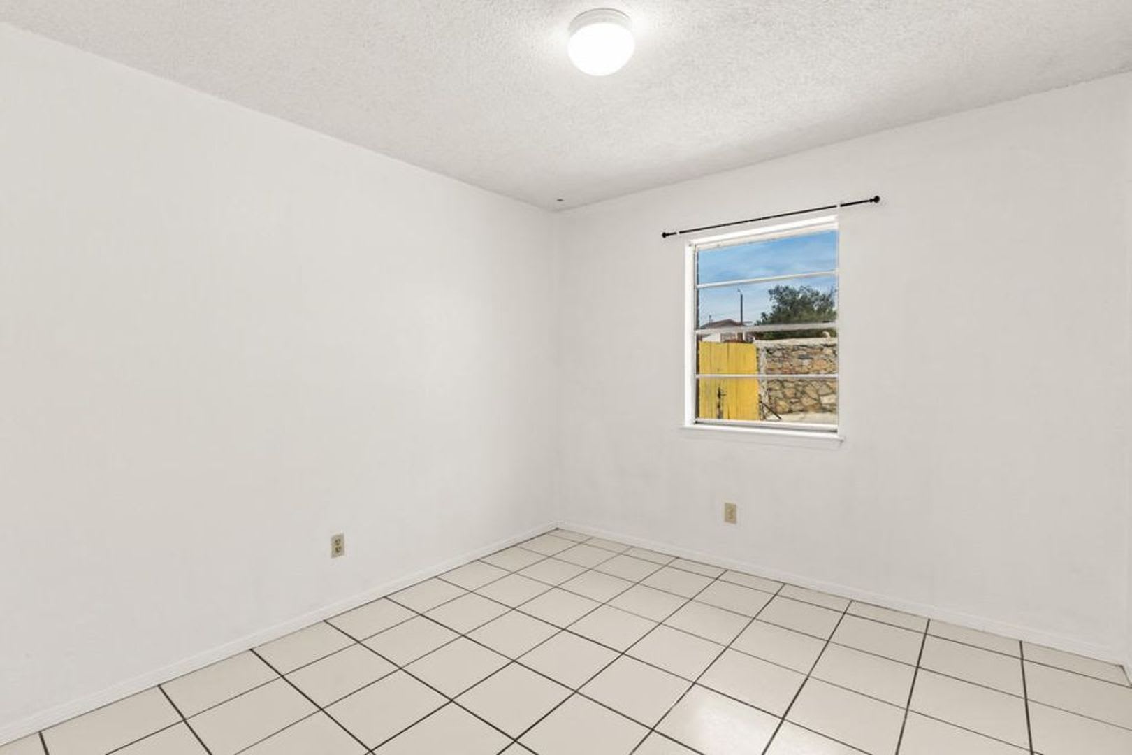 Lovely 3 bedroom, 2 Bath home in East of El Paso! – photo 4