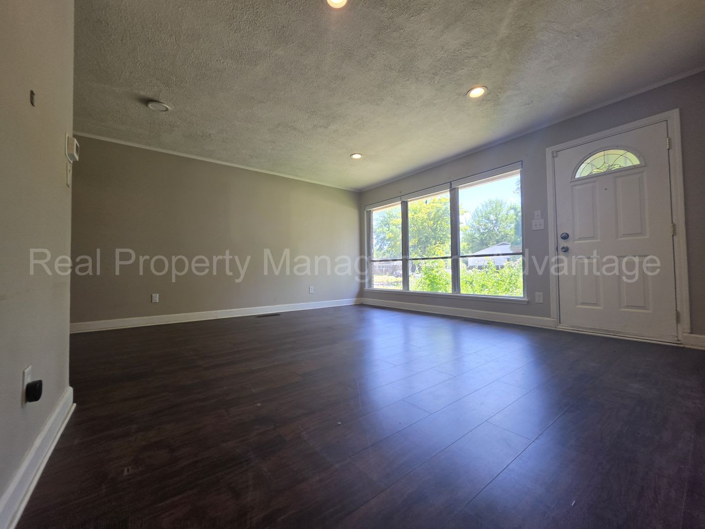 Updates Everywhere! 2/3 Bedrooms in Oak Park – photo 3
