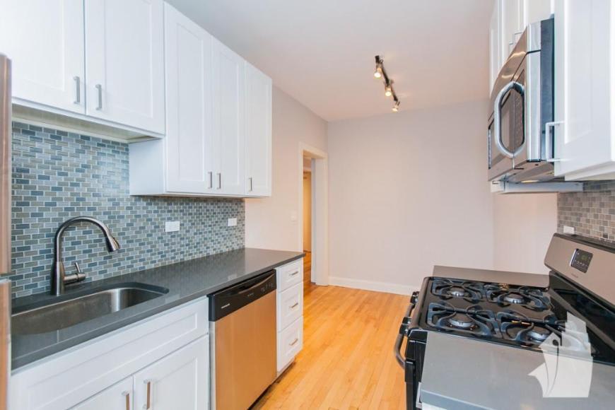 2323 North Rockwell St – photo 4