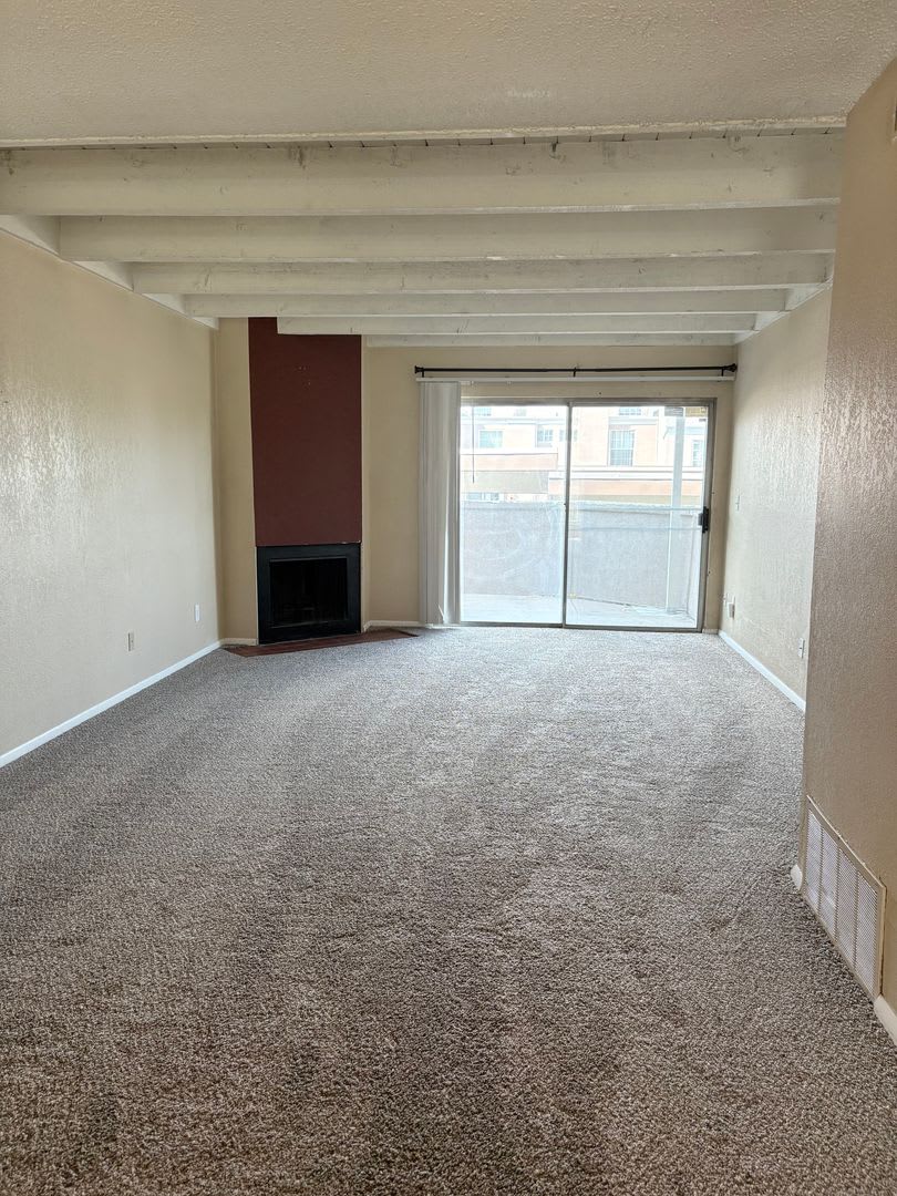 2 Bedroom Lower Level Unit All Utilities Included Off Academy – photo 3