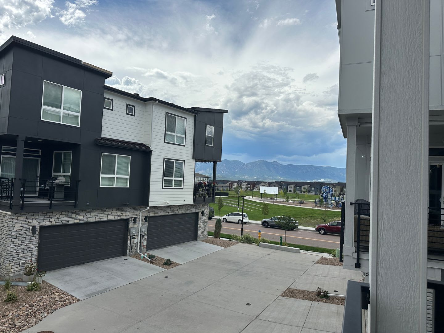 Modern Victory Ridge Townhouse with Mountain Views & 2-Car Garage – photo 5