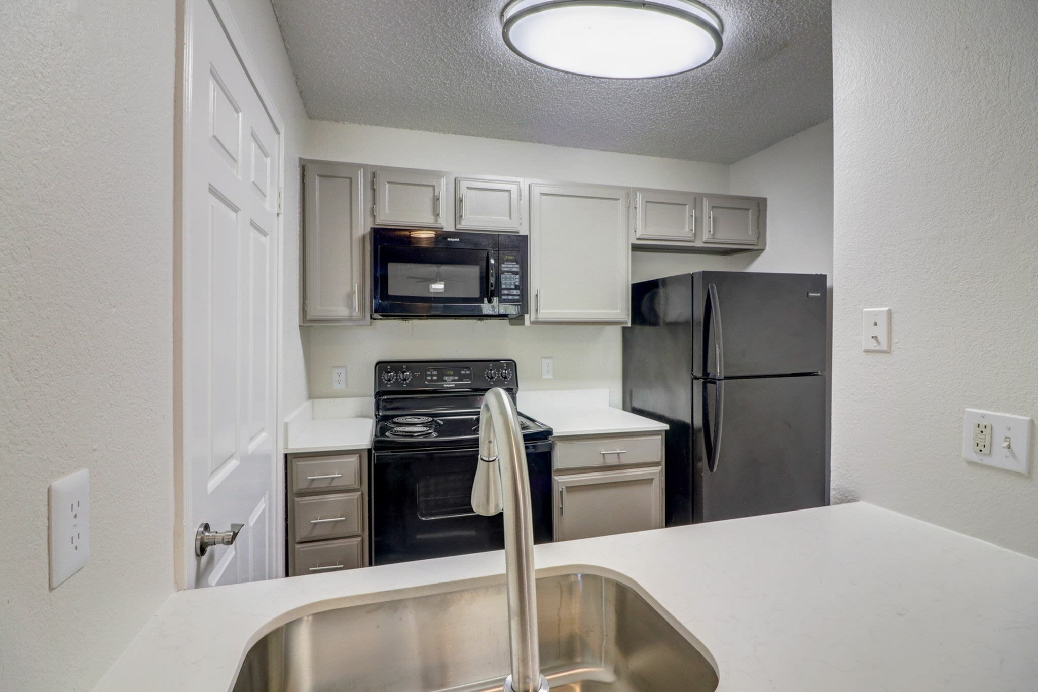 Lakeland Apartments – photo 3