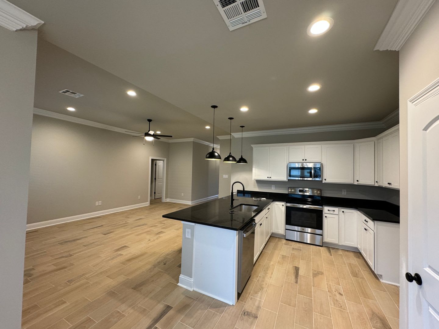 Half off first full month rent!! Like New Construction in Haughton... – photo 2
