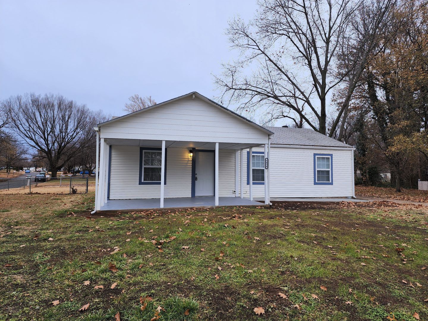 3 Bed 1 Bath Home Fenced Yard – photo 1