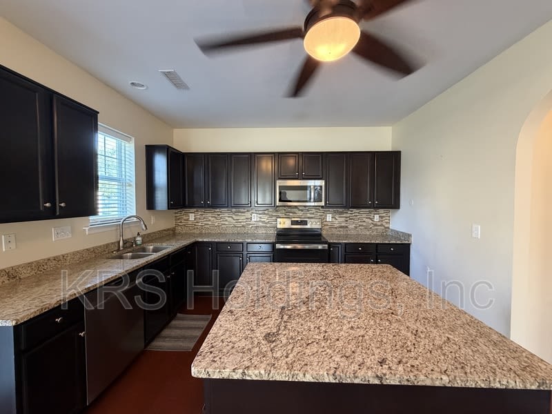 13 Hampshire Glen Parkway – photo 5