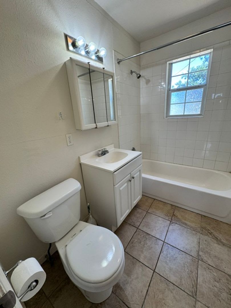 2 bedroom in Norman! hardwood floors, laundry connections and a huge backyard! – photo 4