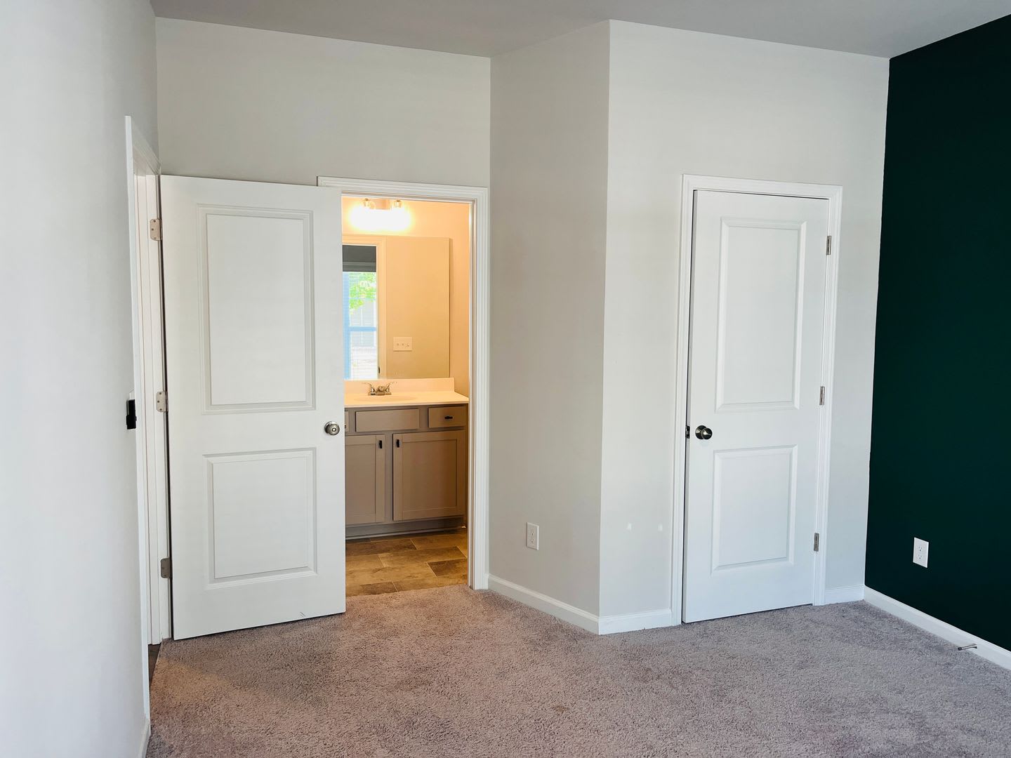Stunning 3 Bedroom 3 5 Bathroom Townhome Located On The Newnan Linc Must See 500 Off First Months Rent With Mi On Or Before 8 31 – photo 4