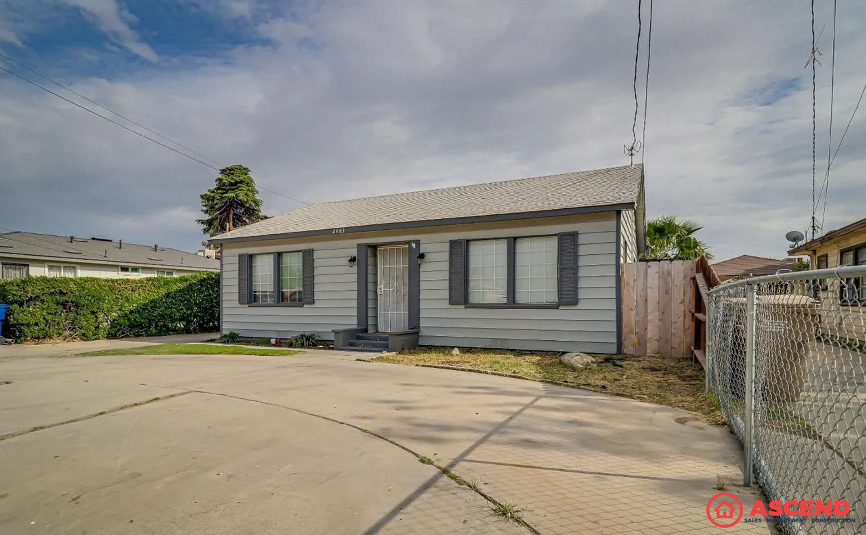 Spacious 3BD/1BA in Bakersfield – Water, Sewer & Trash Included! – photo 2