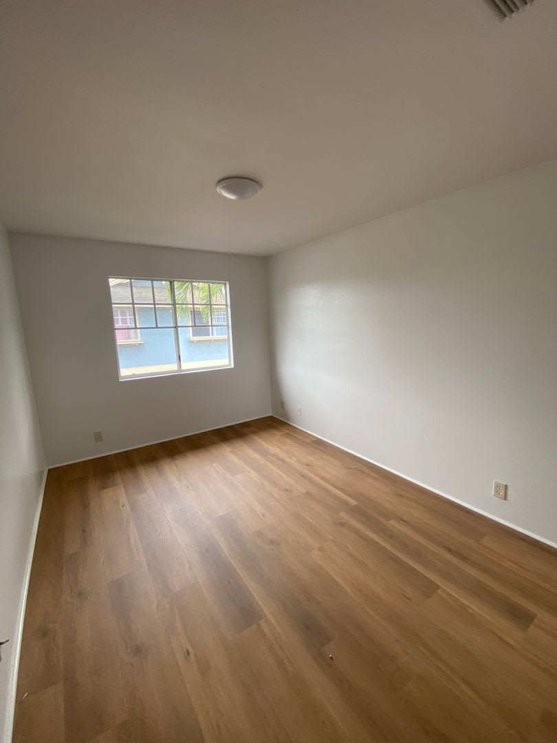 Updated 3 Bedroom, 2 Bath Pet Friendly Home with a Garage, Yard, and Central AC – photo 5
