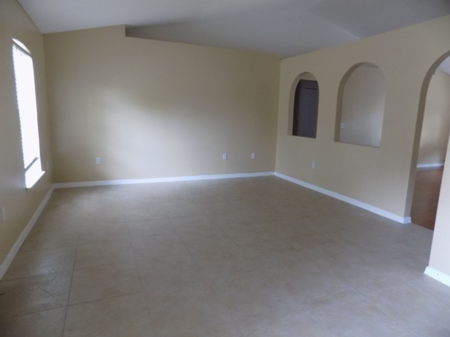 Eustis 3/2, Central A/C, Attached Garage, large backyard – photo 3
