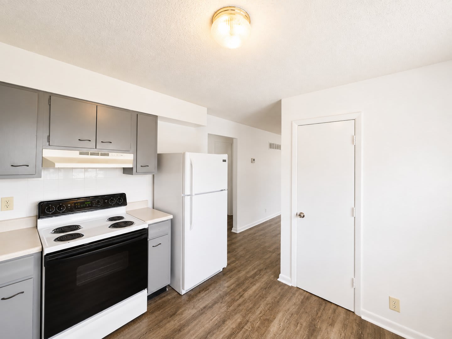 Spacious 2 Bedroom Duplex With Oversized Garage – photo 5