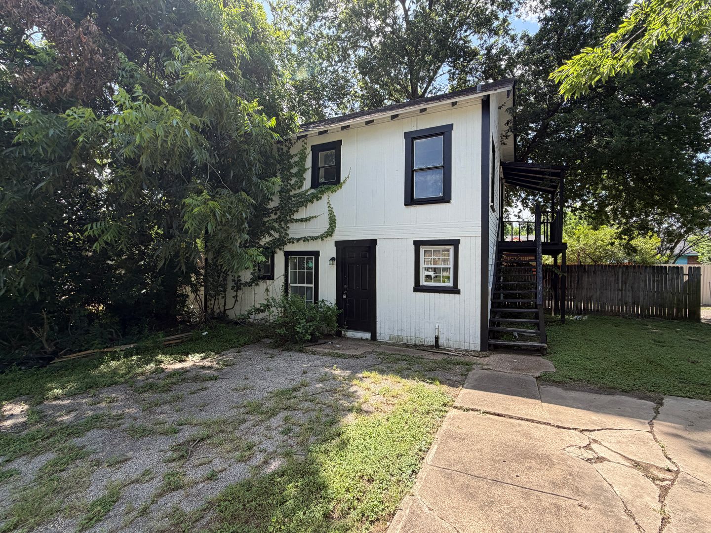 Apartment *Downstairs* Leasing Special Available* – photo 1