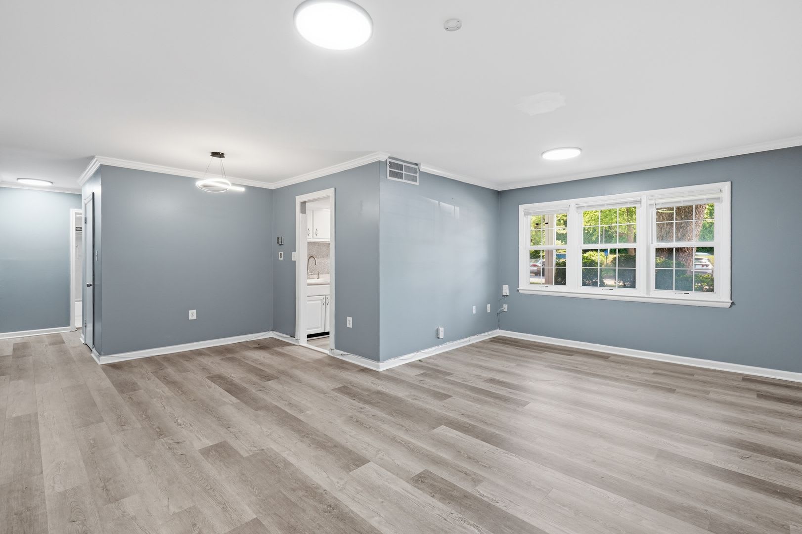 Discover Stylish Low Maintenance Living In This Beautifully Updated Two Bedroom One Bathroom Condominium Ideally Situated Near The Vienna Metro With Convenient Access To I 66 Route 50 And Route 29 – photo 5