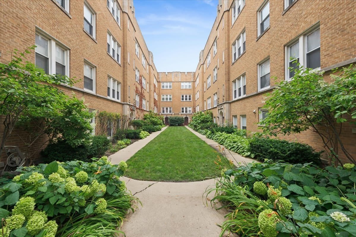 2541 Prairie Avenue – photo 1