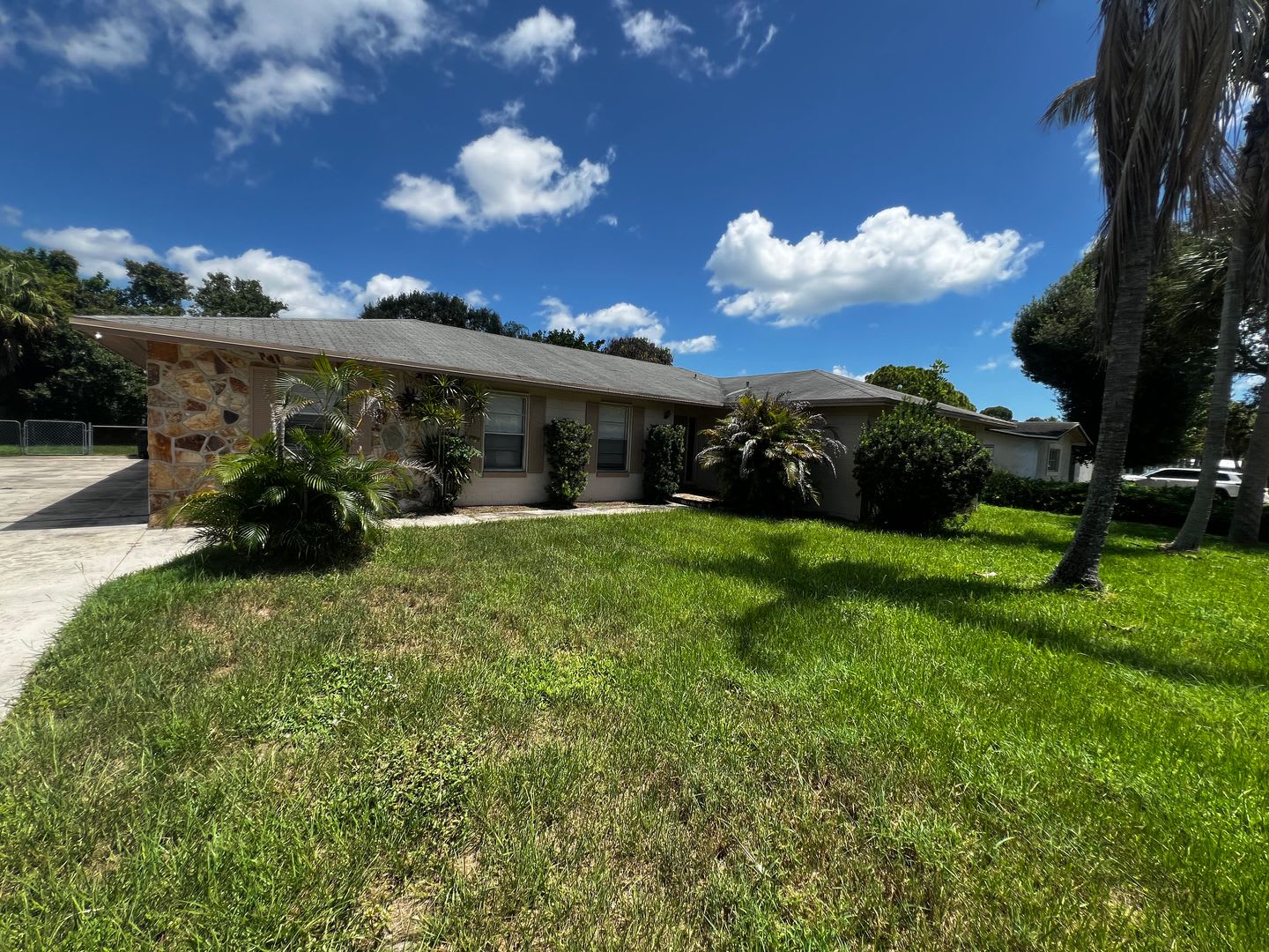 SPACIOUS 4 BEDROOM POOL HOME CONVENIENTLY LOCATED! – photo 2