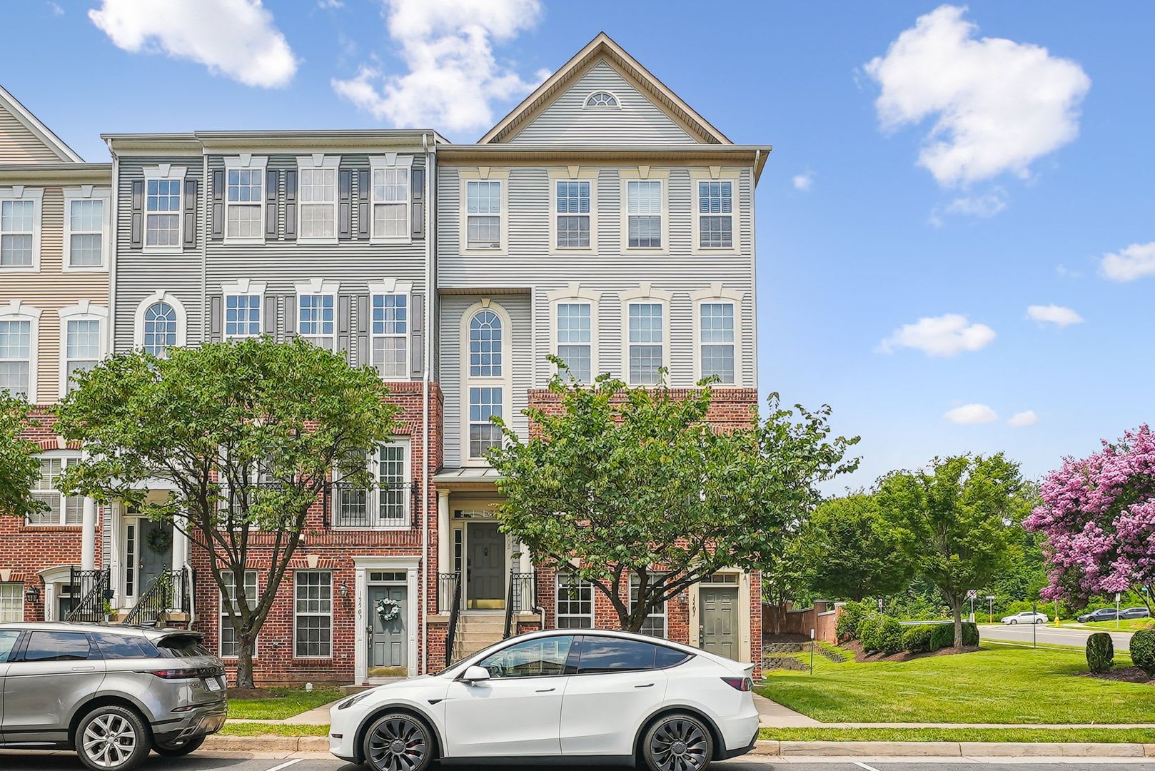 Beautiful End-Unit Townhome-Style Condo Near Stonebridge! – photo 1
