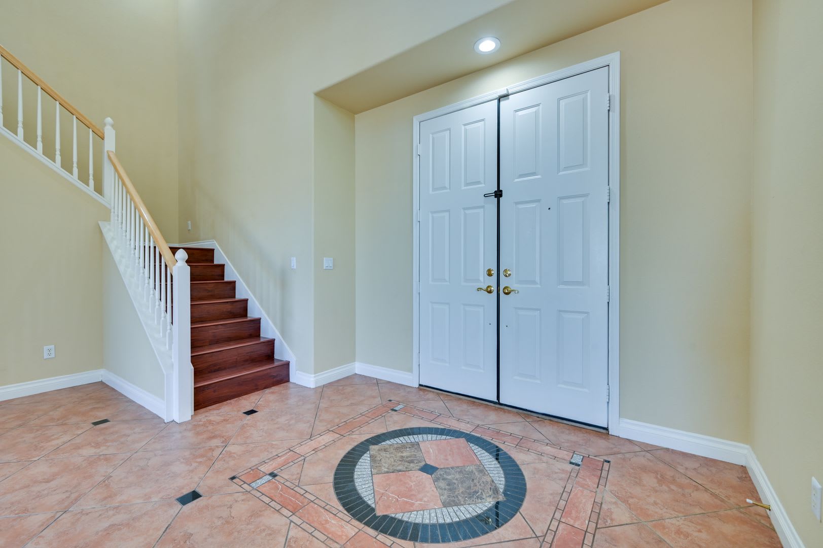 Summerlin 5 Bedroom Home W Bed Bath Downstairs 3 Car Garage Synthetic Grass In Front Yard Back Has Patio – photo 4