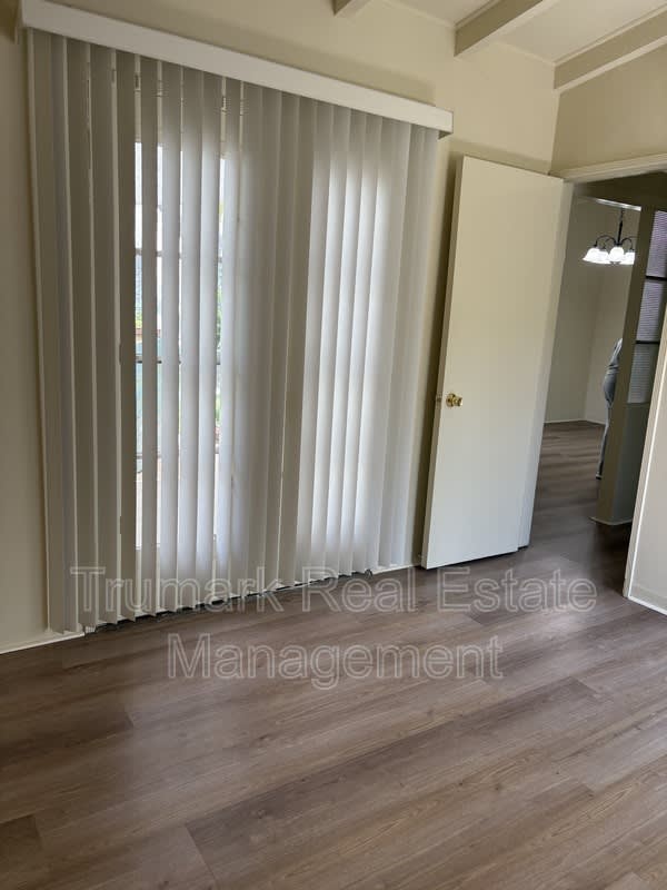 1037 E Glenoaks Blvd – photo 2