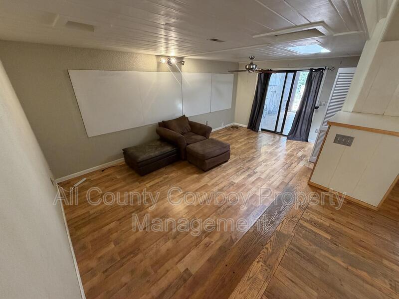 1407 Ord St – photo 5
