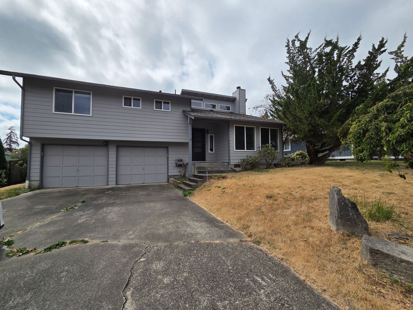 Port Orchard Split Level for Rent. Bonus Room & Huge Fenced Yard! Available Now! – photo 2