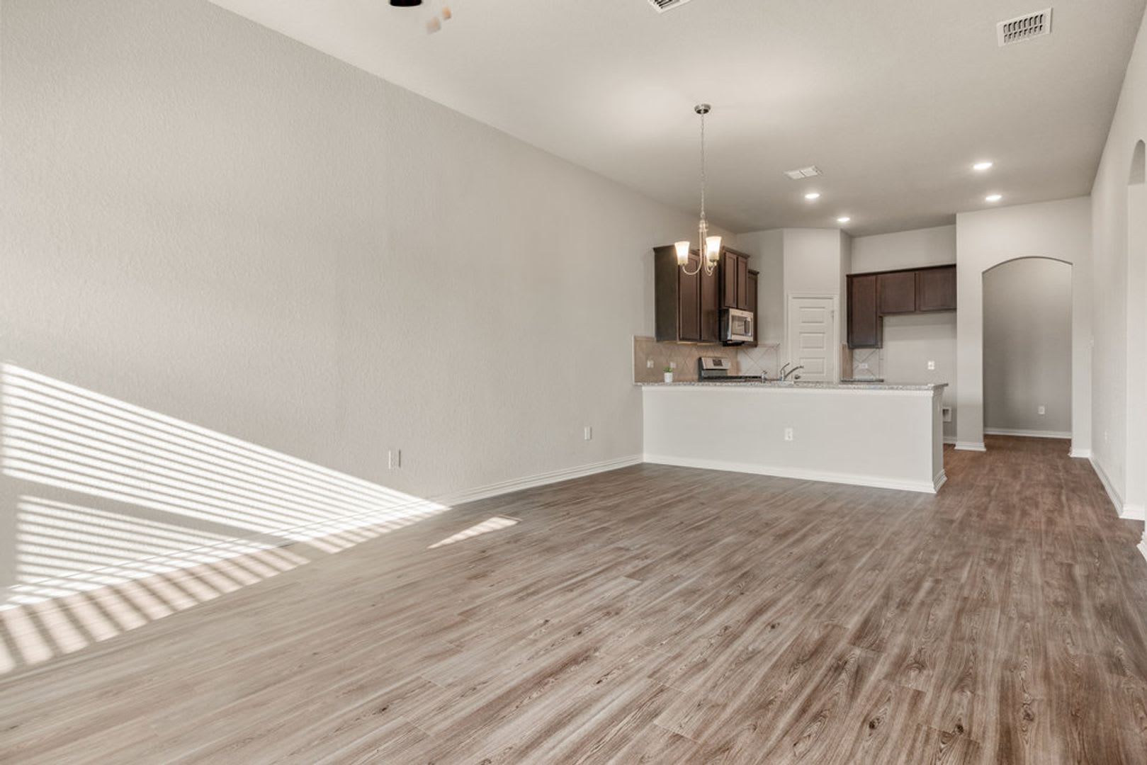 AVAILABLE NOW! STUNNING 3 BEDROOM DUPLEX LOCATED IN CONVERSE, TX! – photo 3