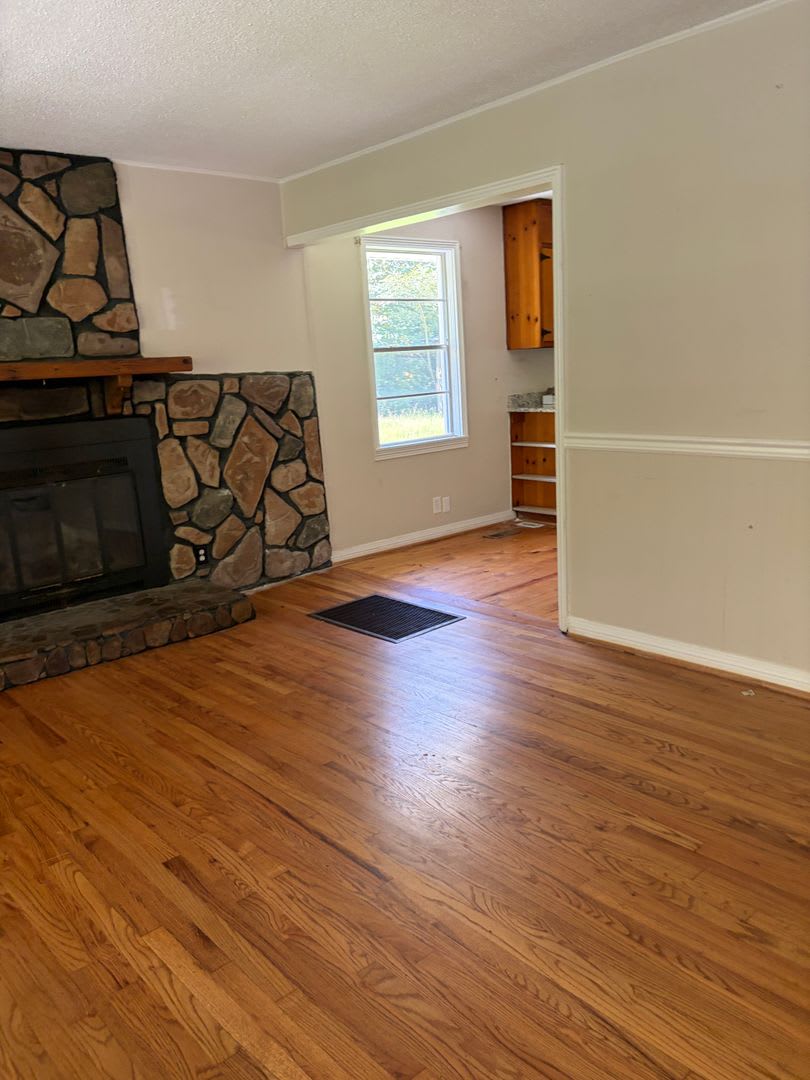 Charming 3Br 1Ba Cottage With Spacious Yard – photo 4