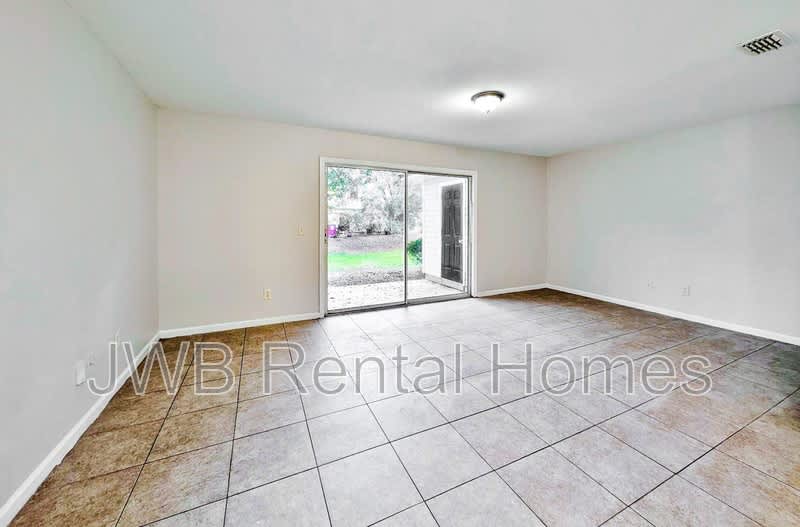 79 5th St W – photo 4