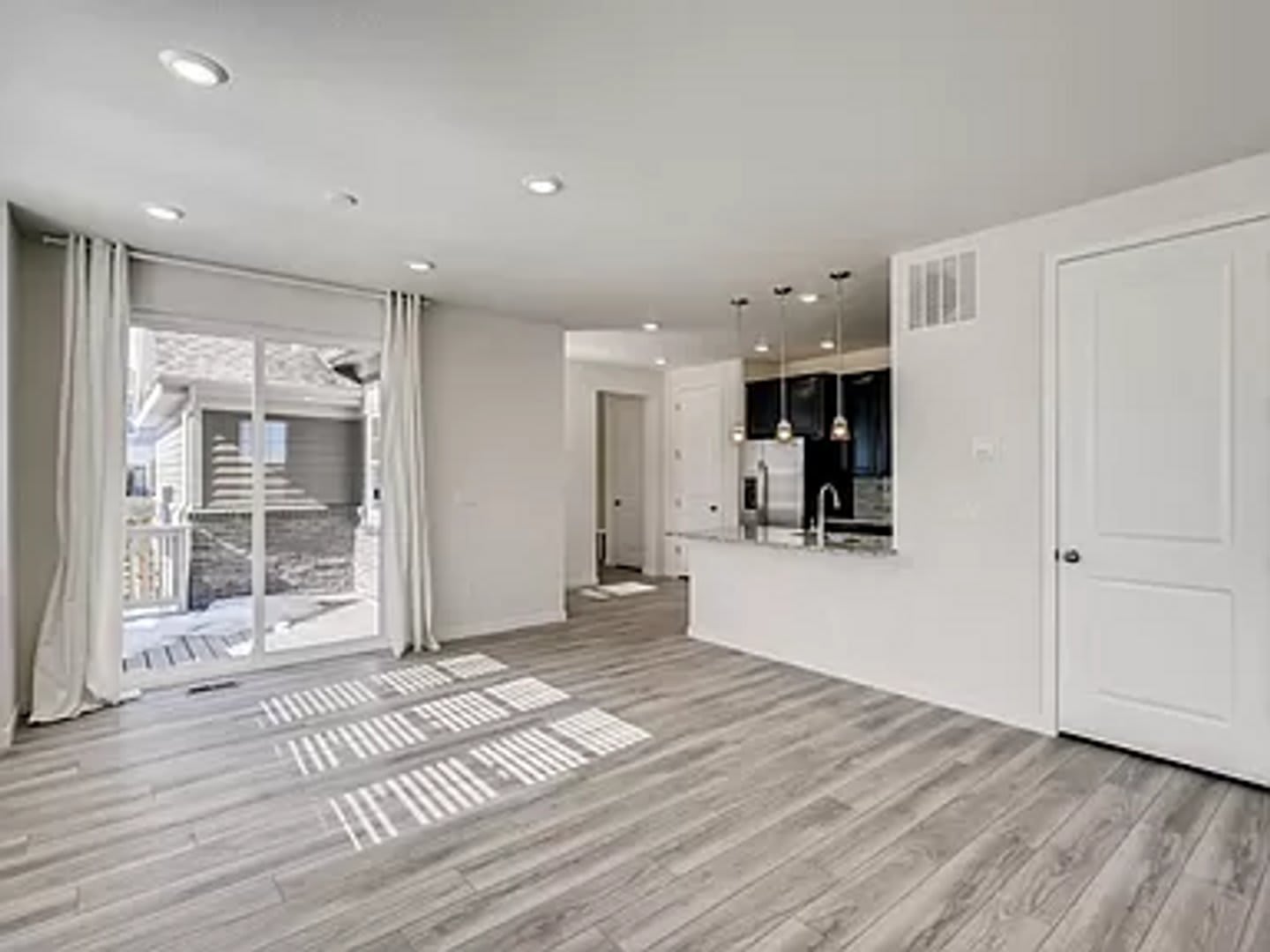 2B/2.5B Home with Deck and Yard – photo 5