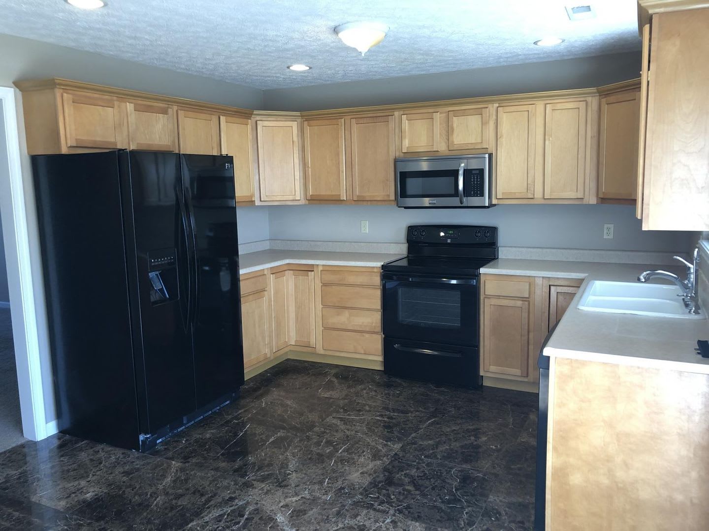 Beautiful townhouse, 3 master-bedrooms, with one on main level. All new kitchen appliances. – photo 4