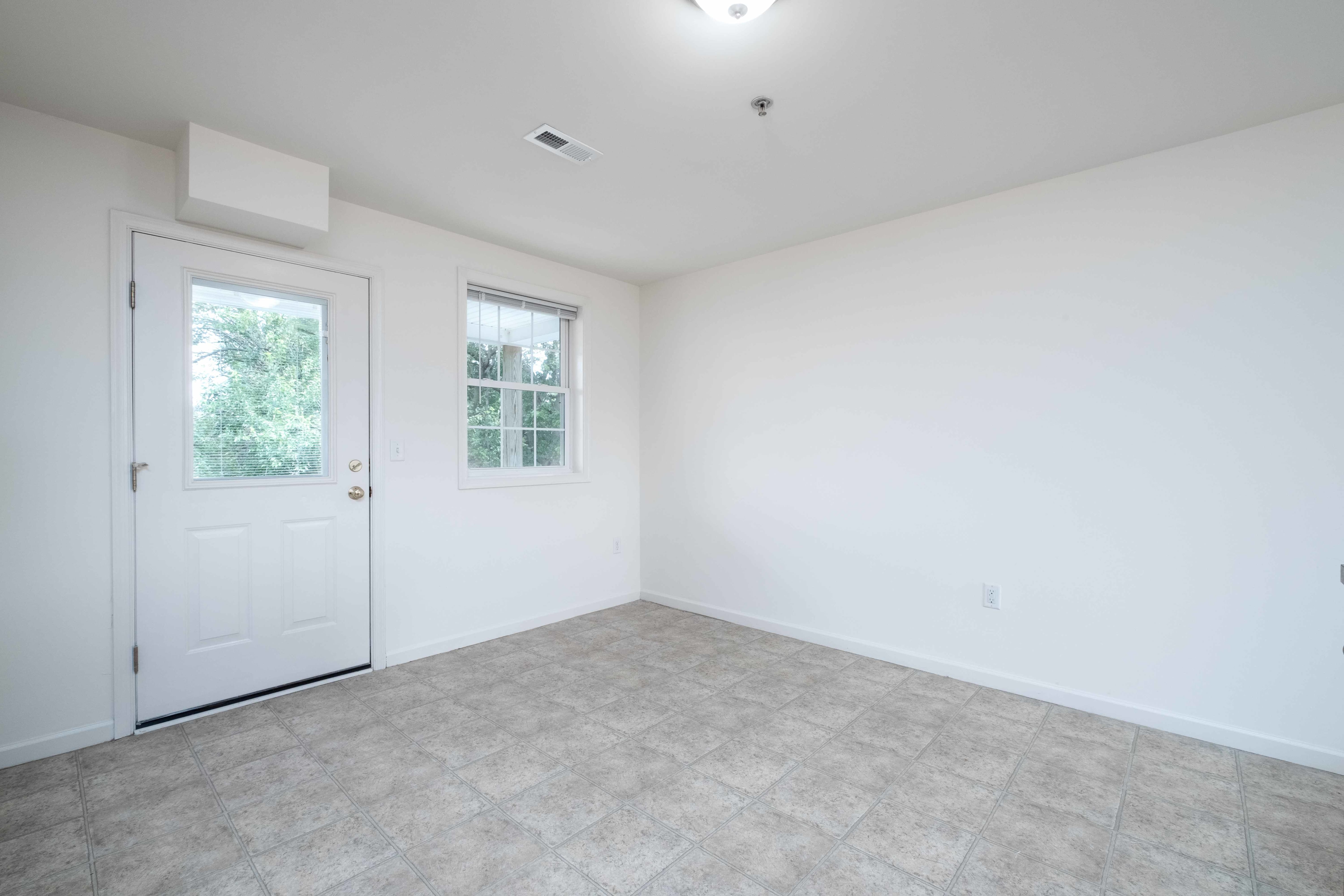 371 College Manor Ave – photo 2