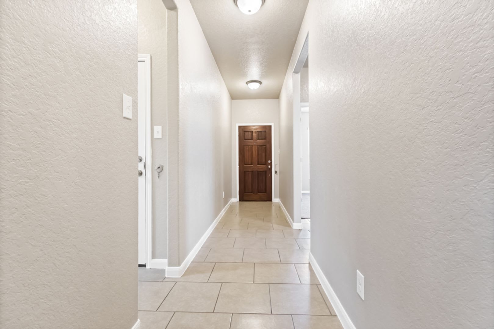 Freshly Painted Bricewood Home With Laminate Flooring In Bedrooms 3 Bedrooms 2 Baths Great Nw San Antonio Location – photo 3