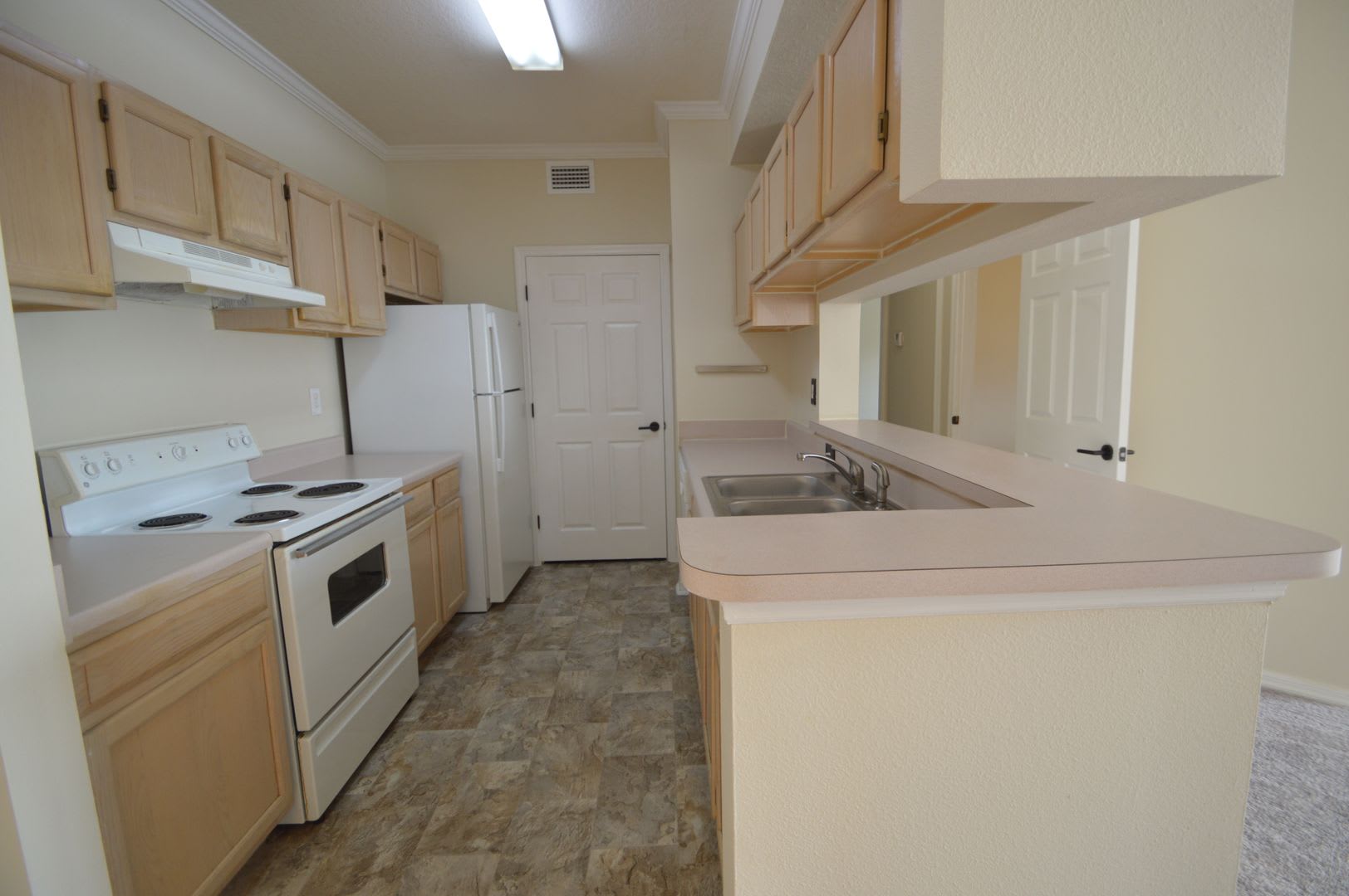 3rd Floor Unit, 1 bed/1 bath with Den in CARROLLWOOD AREA – photo 3