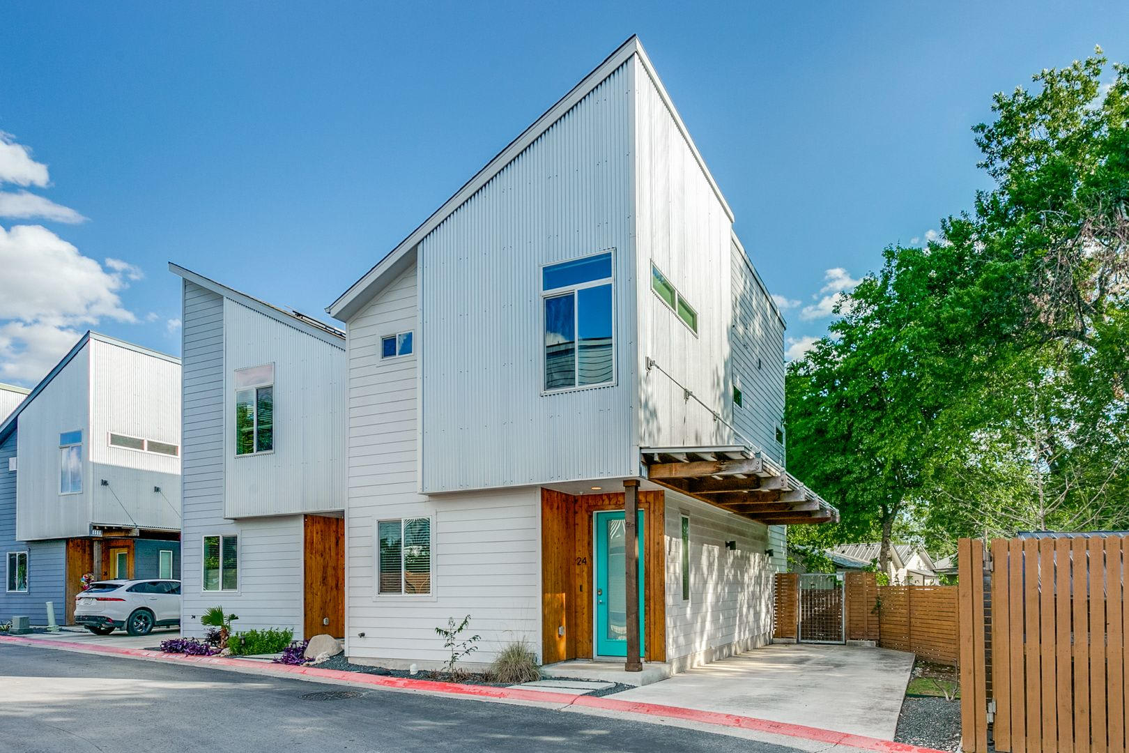 MODERN SOUTHTOWN 2-BEDROOM – photo 2