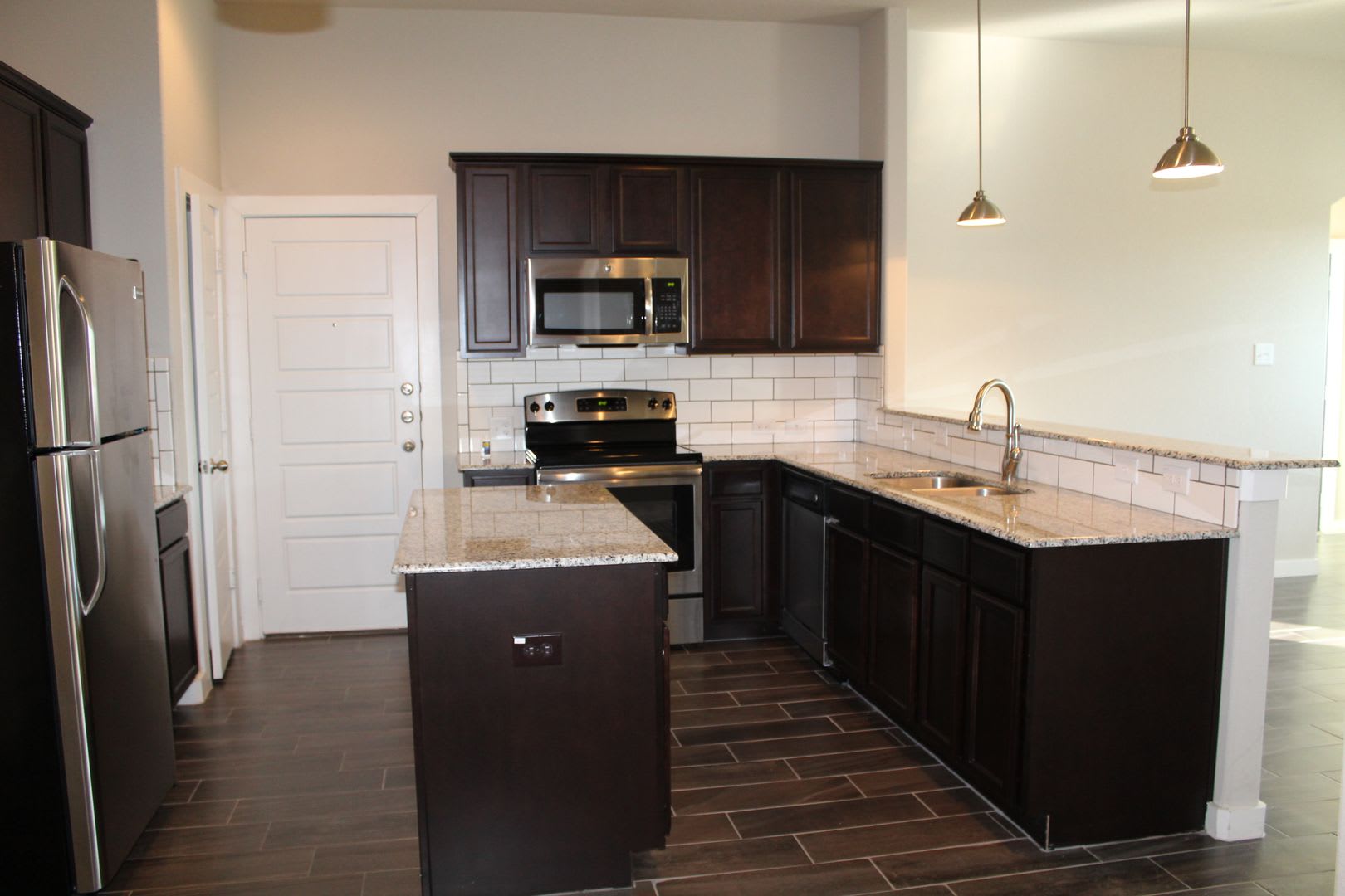 3/2/2 Fridge Included / Xeriscaped Front Yard / Corner Lot / Fenced in Yard / CISD – photo 4