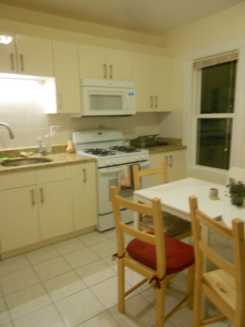 Huge 4 bedroom unit with A/C, in-unit laundry and parking in Oak Square! – photo 1