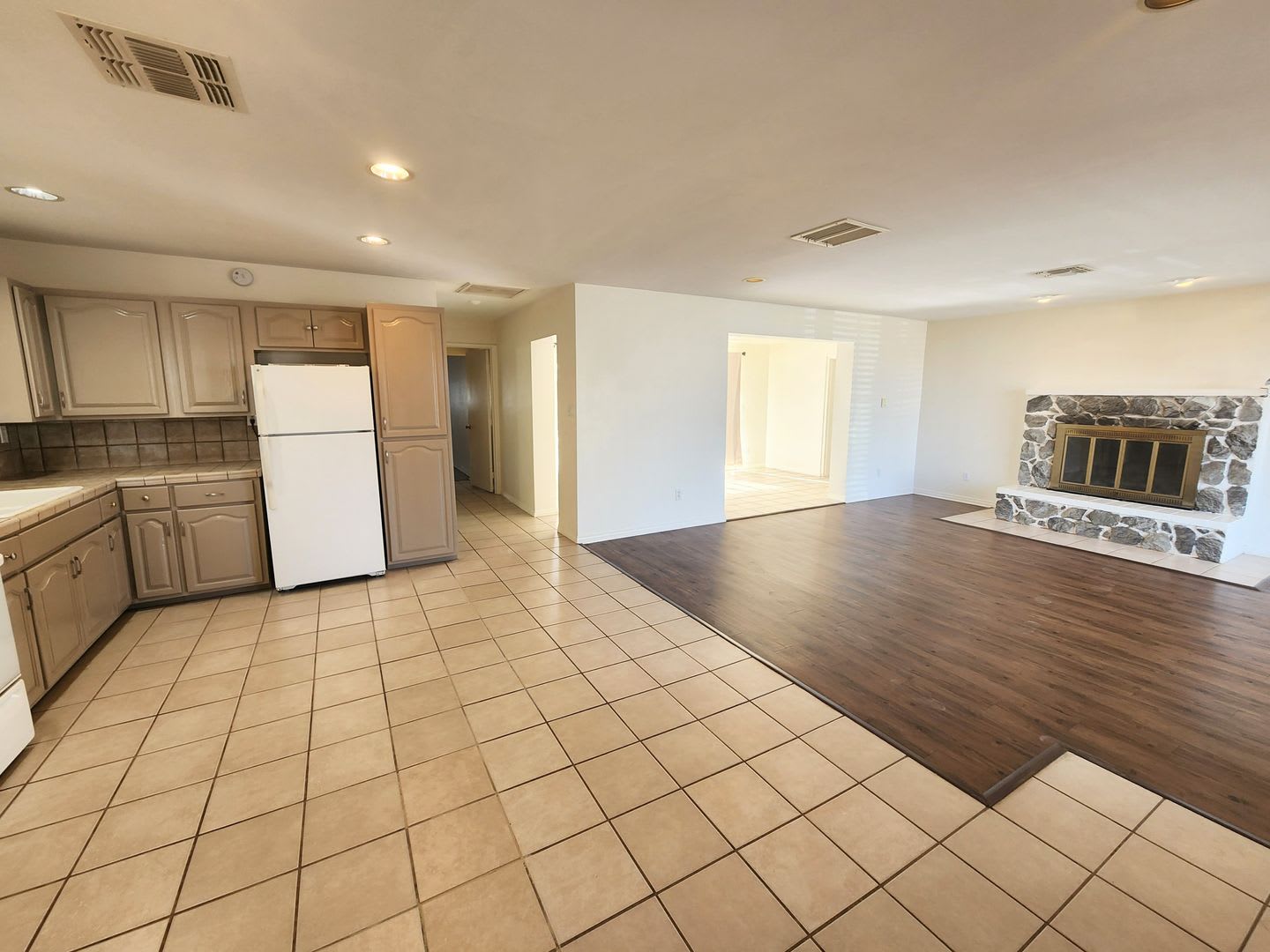 3 bed 2 bath house on the mesa! Move in special!! – photo 3