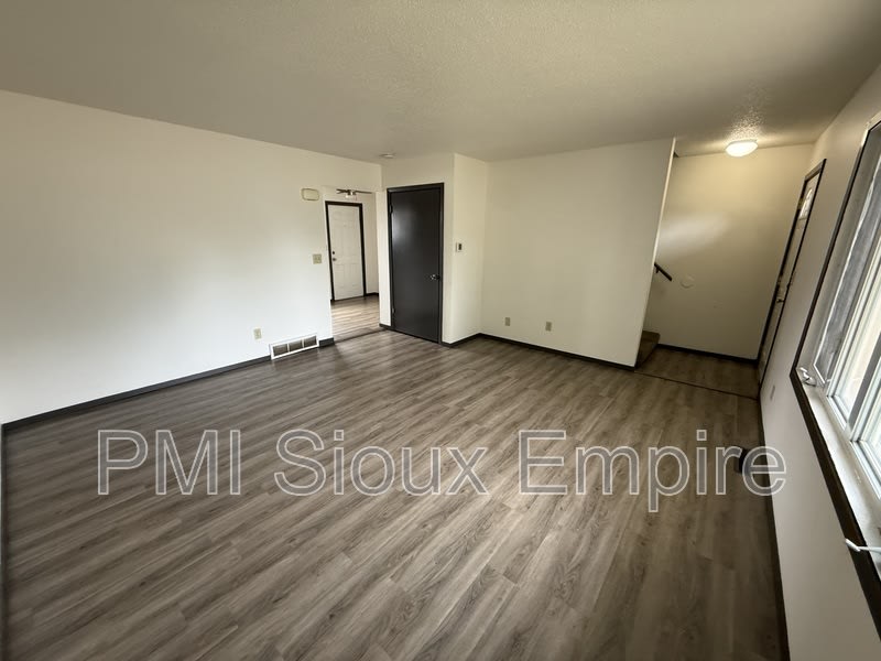 612 E 6th st – photo 1