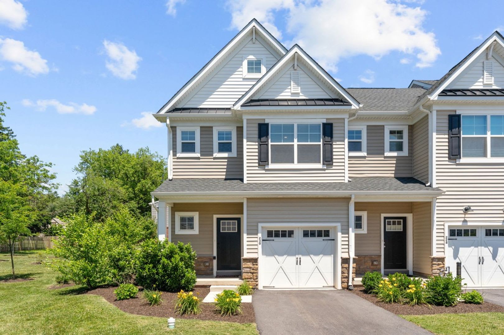 Elegant 3-Bedroom Home in Isaac Court. Available the Second Week of October! – photo 1