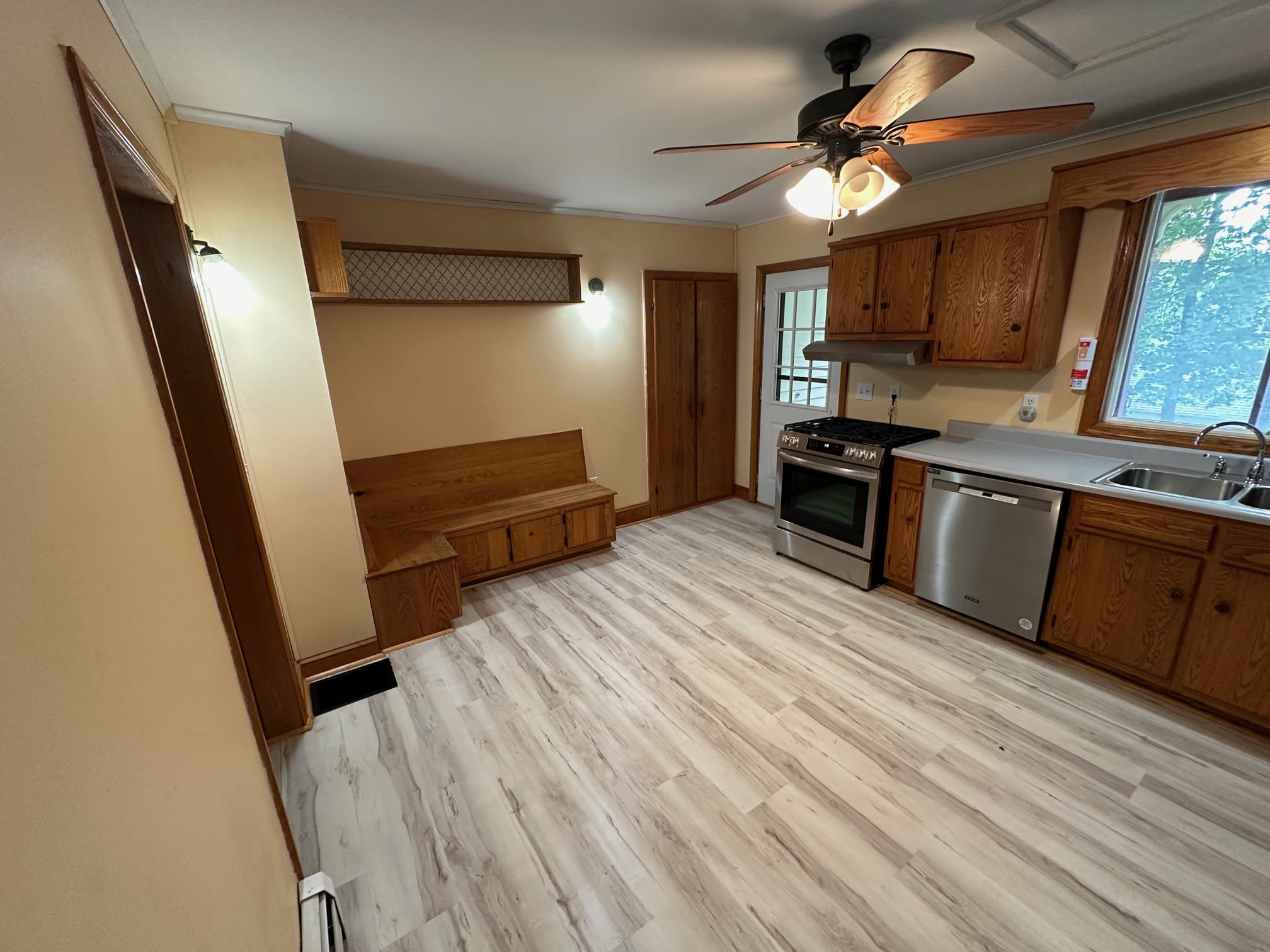 318 E Main St – photo 4