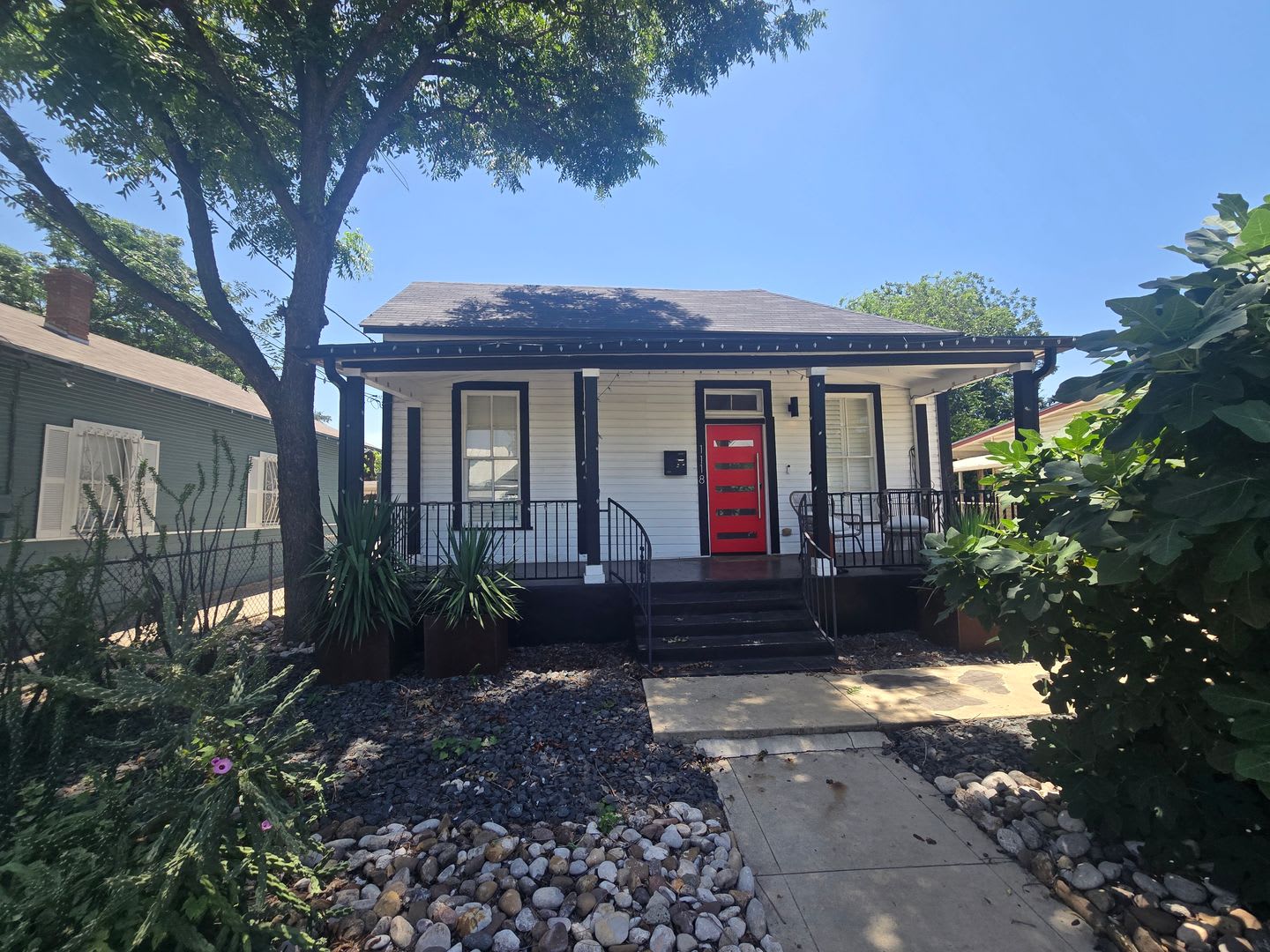 Beautiful Renovated Historical Home by Downtown SA! – photo 4