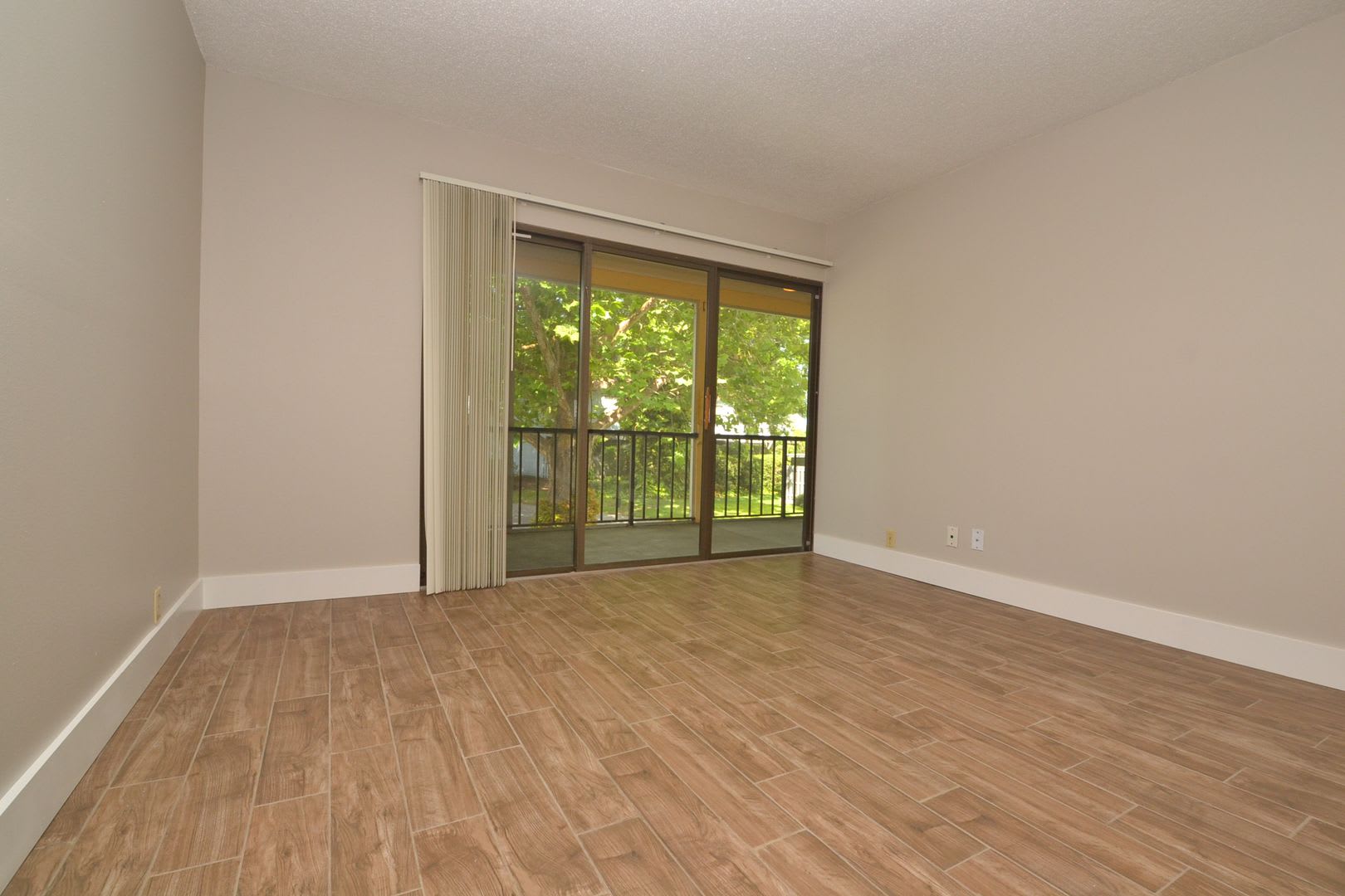 Nicely Updated 1/1 Condo in Winter Springs ~ Wood Plank Tile Floors and Large Screened Patio! – photo 4
