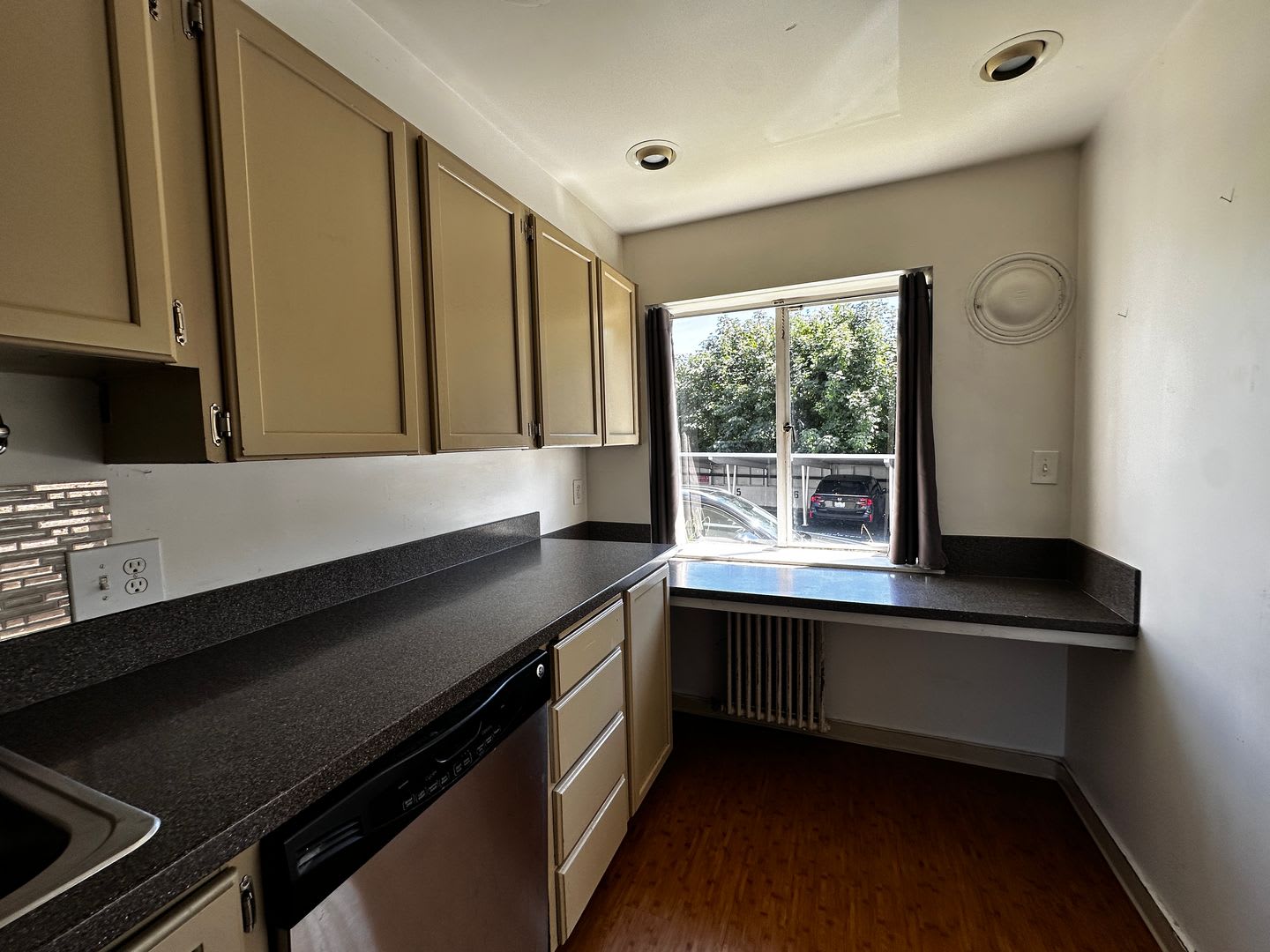 Cute and Cozy East Queen Anne Condo with 2 Bedrooms, 1 Bath and 1 Covered Parking Space – photo 5