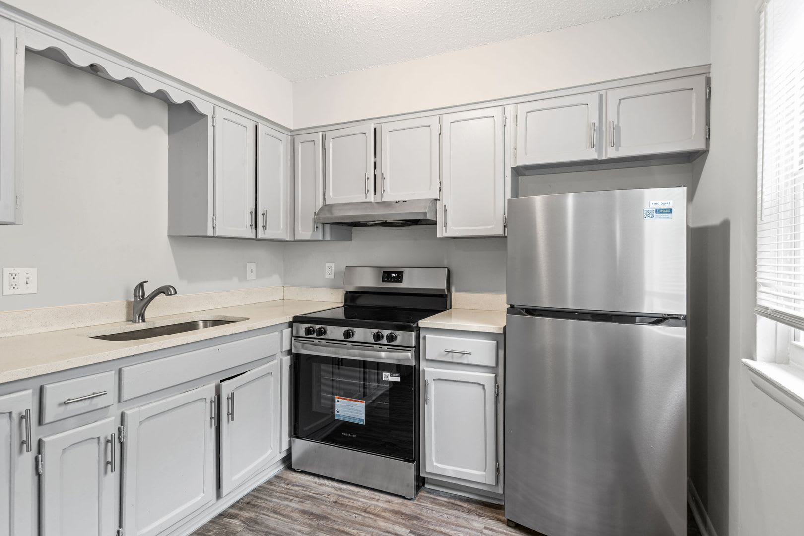 Back-to-School Special! Spacious Updated 3BR Townhome + $250 Off 2nd Month’s Rent – photo 2