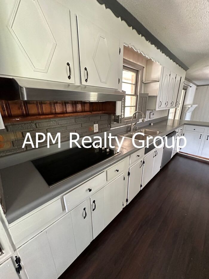 1421 Adella Street – photo 3