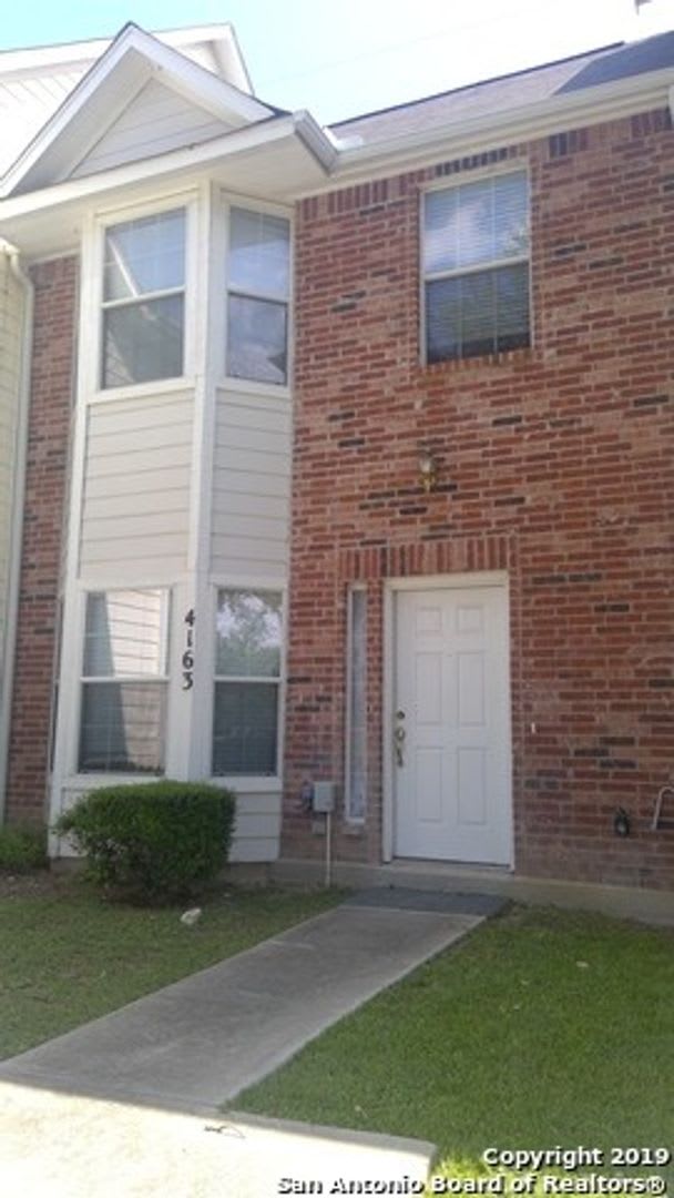 1/2 off 2nd month's full rent. Townhouse near Medical Center in Gated Community – photo 1