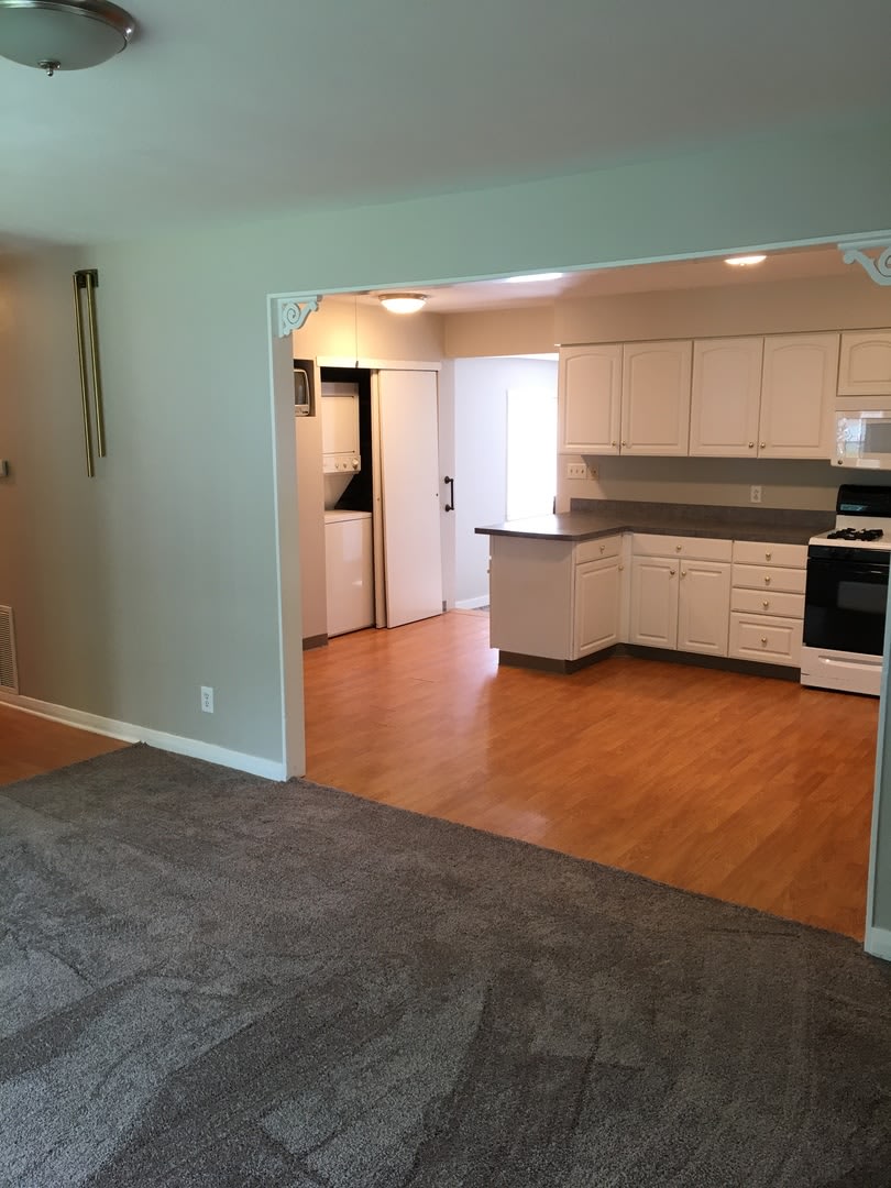 Excellent Liverpool 3 Bedroom Ranch With Garage And Private Yard – photo 4