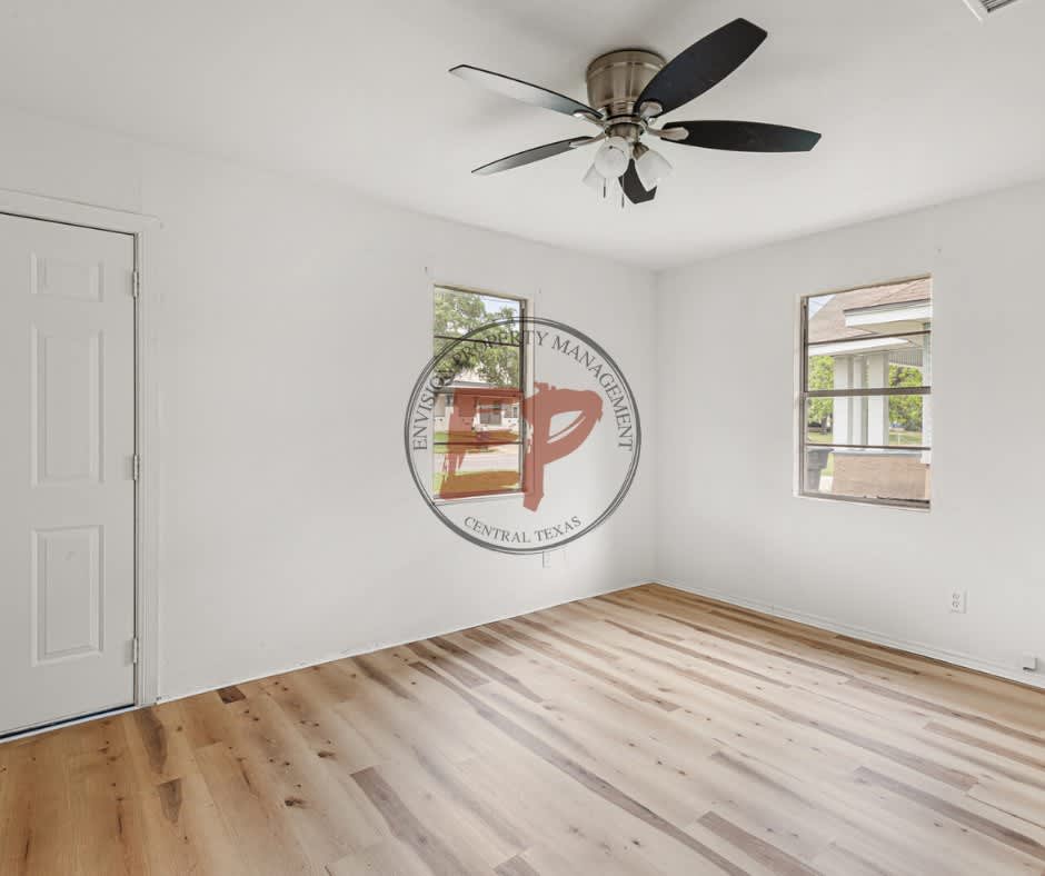 1920 Lyle Avenue – photo 4