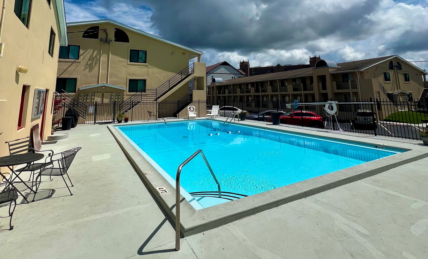 1/1 PARTLY FURNISHED CONDO UNIT AVAILABLE FALL 2026 – photo 3